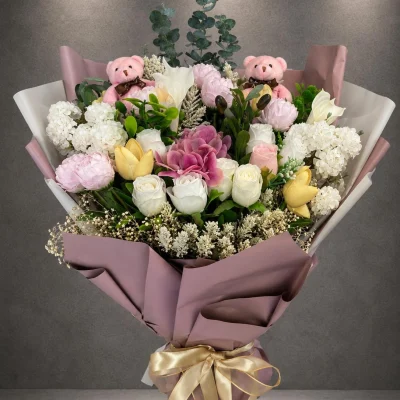 Masal Bahçesi Yapay Çiçek Buketi YPY0015 pastel çiçekler ve pembe peluş ayıcıklı buket